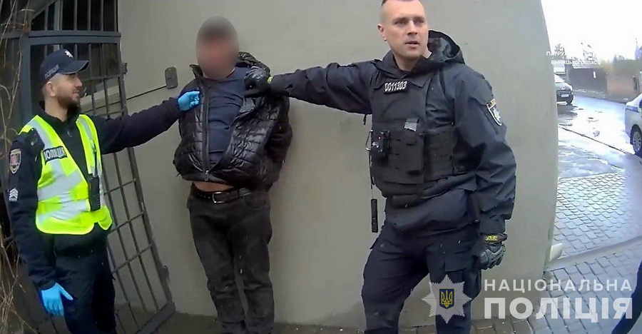 Протаранив авто, наїхав на поліціянта, тікаючи, стрибав з висоти: у Вінниці патрульні затримали водія