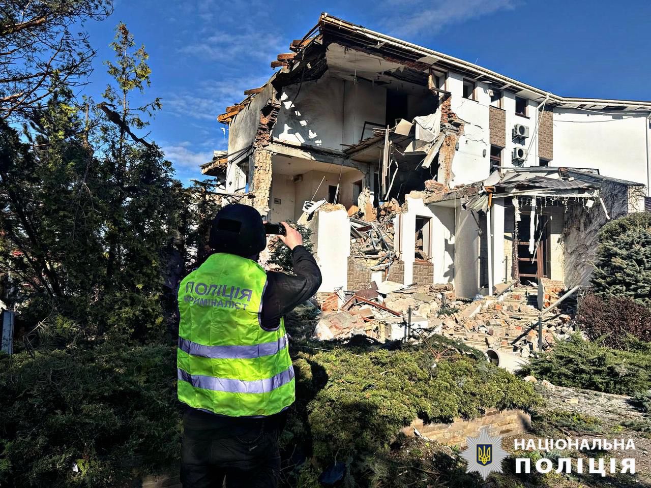 У Києві після удару дронів сталися пожежі, є постраждалі - фото 4