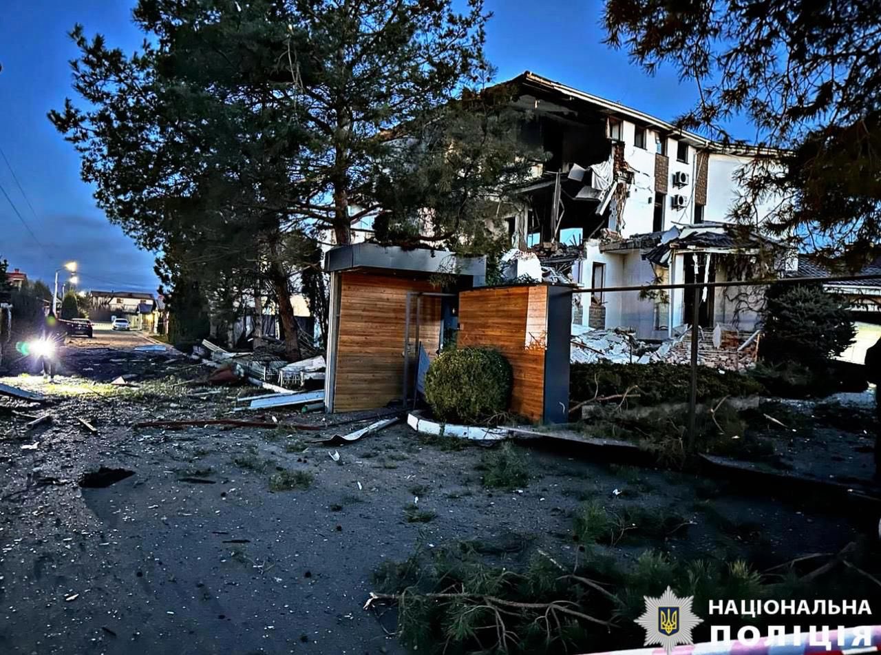 У Києві після удару дронів сталися пожежі, є постраждалі - фото 3