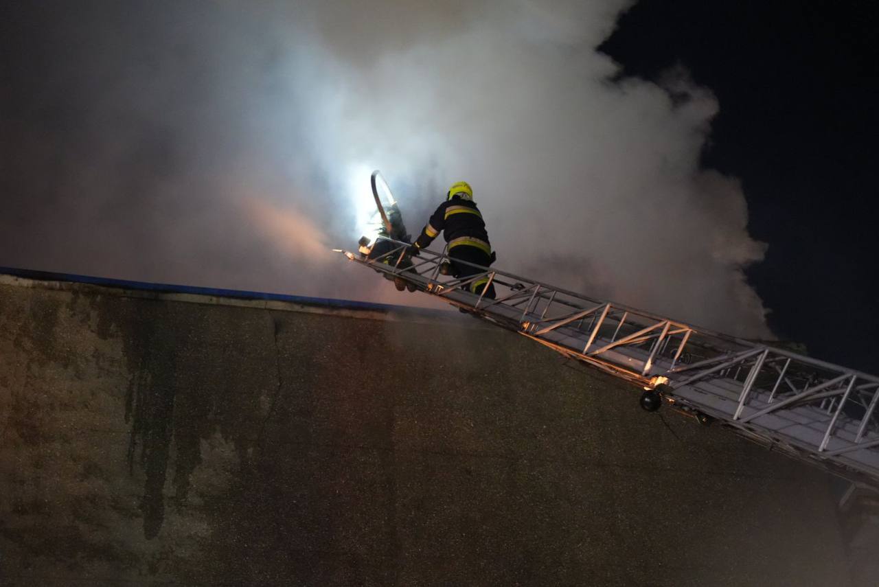 В Одесі виникли пожежі через атаку дронів, поранені люди