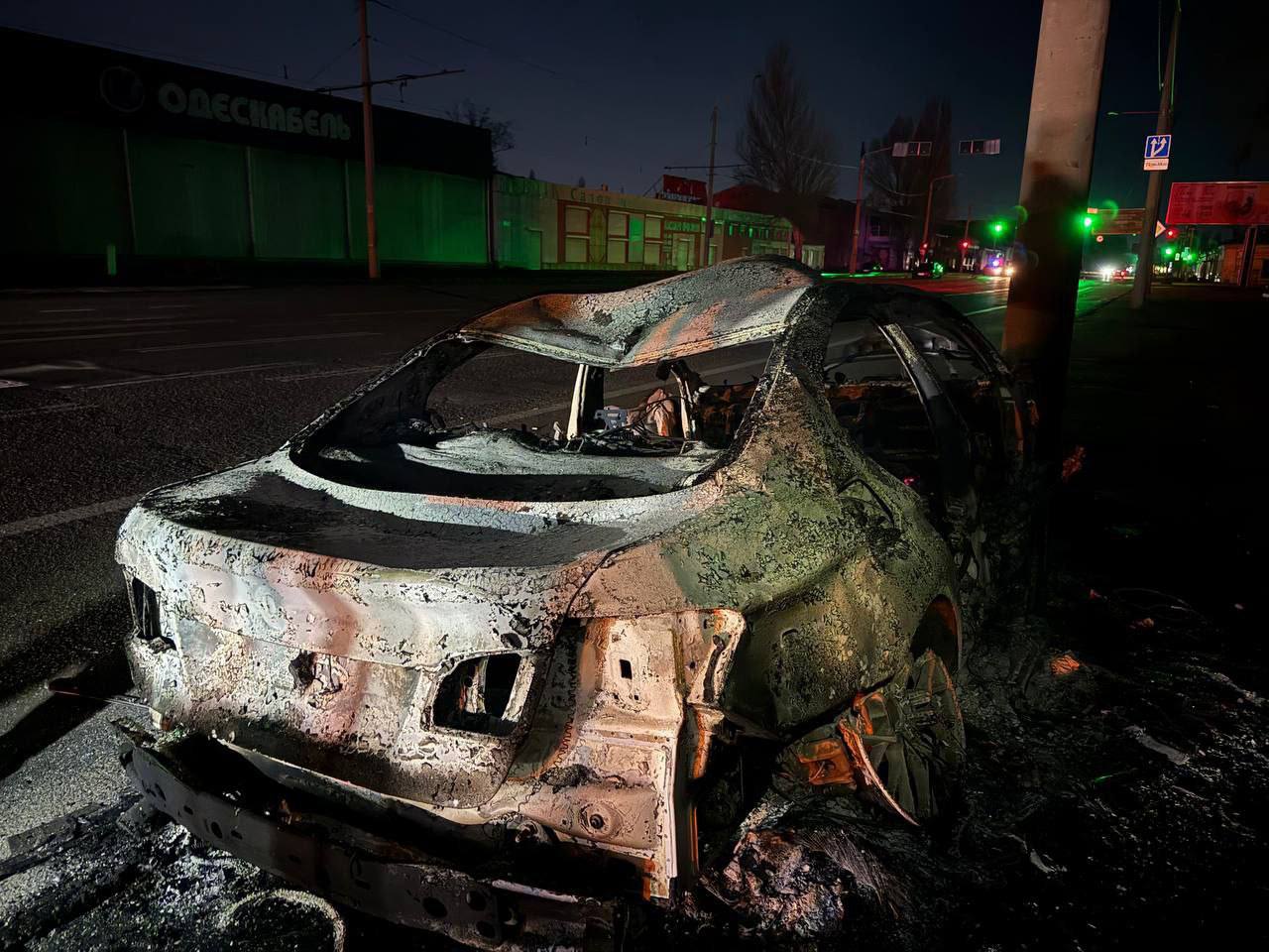 В Одесі виникли пожежі через атаку дронів, поранені люди - фото 3