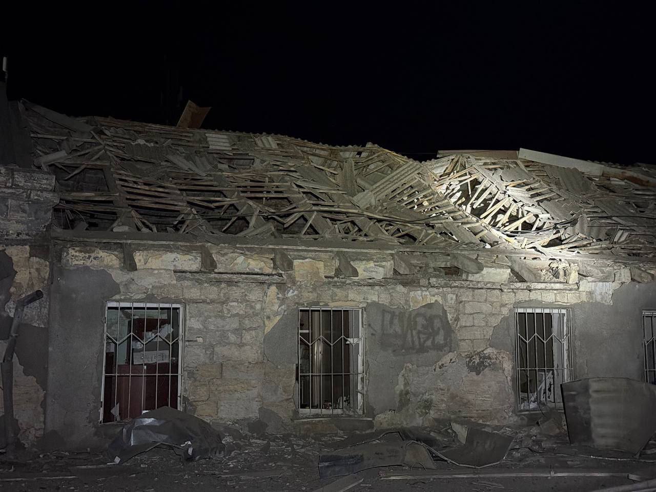 В Одесі виникли пожежі через атаку дронів, поранені люди - фото 4