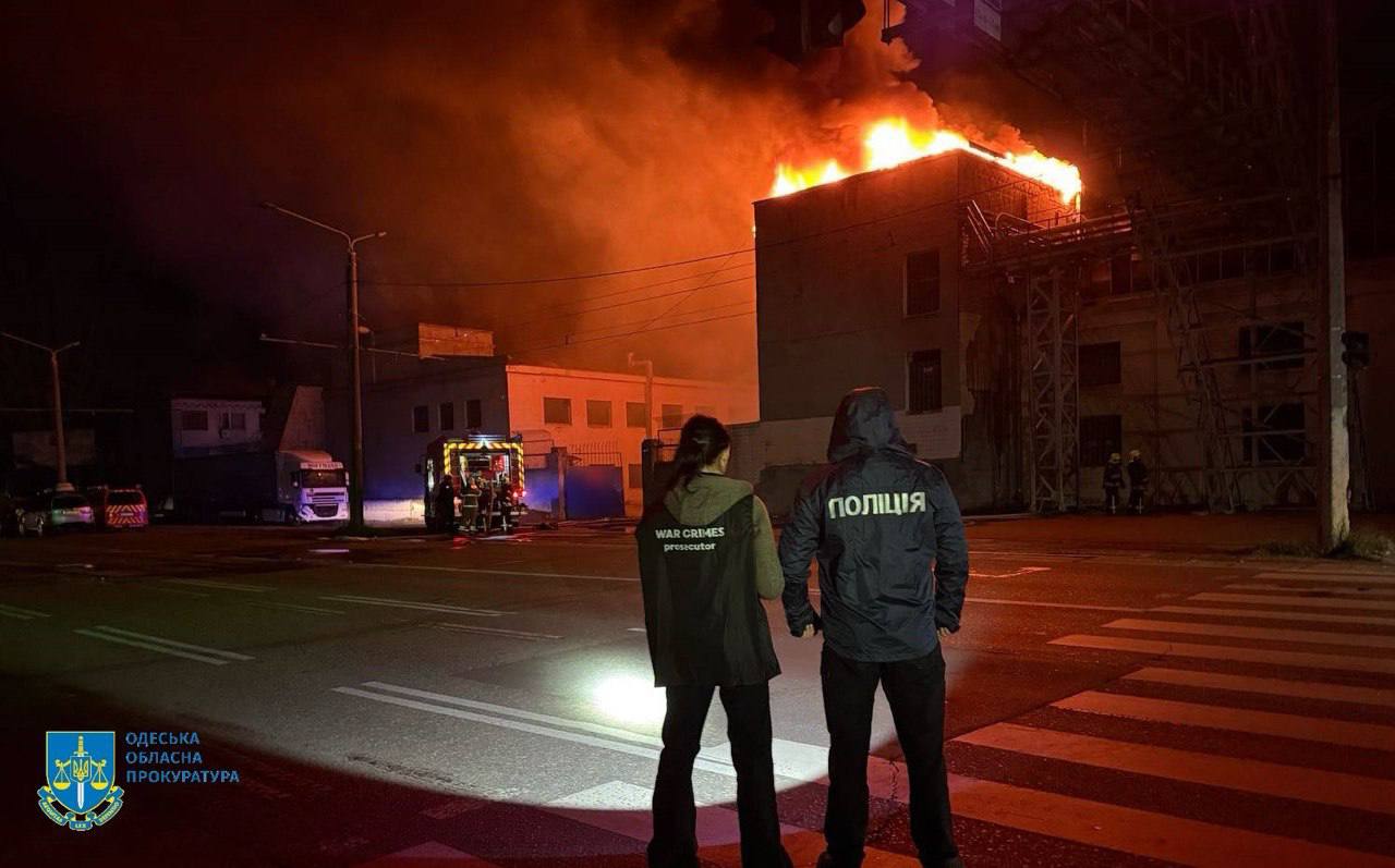 В Одесі виникли пожежі через атаку дронів, поранені люди - фото 7