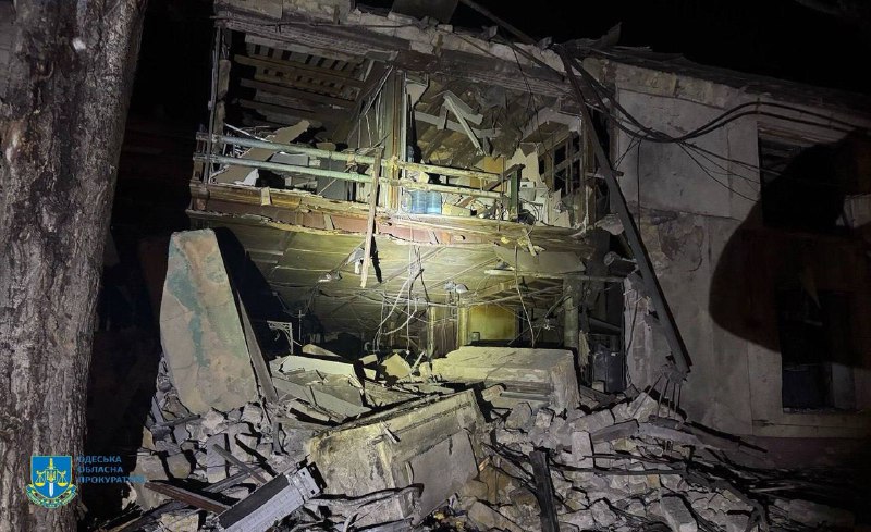 В Одесі виникли пожежі через атаку дронів, поранені люди - фото 8