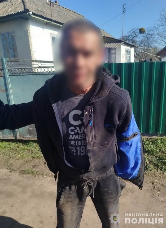 На Вінниччині чоловіки хотіли зарубати сокирою поліцейських, які приїхали на виклик - фото 5