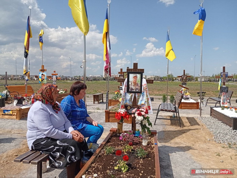 «Я пообіцяла, що тут завжди будуть живі квіти»: репортаж з Алеї Слави у Вінниці