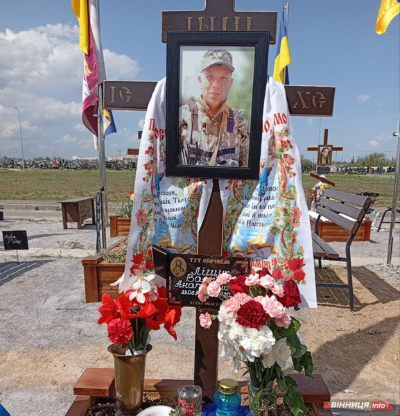 «Я пообіцяла, що тут завжди будуть живі квіти»: репортаж з Алеї Слави у Вінниці - фото 2