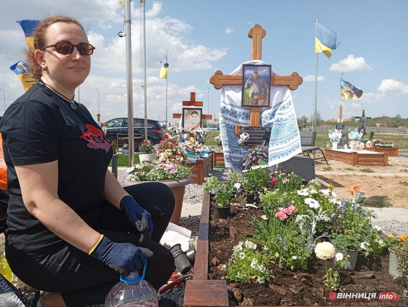 «Я пообіцяла, що тут завжди будуть живі квіти»: репортаж з Алеї Слави у Вінниці - фото 3