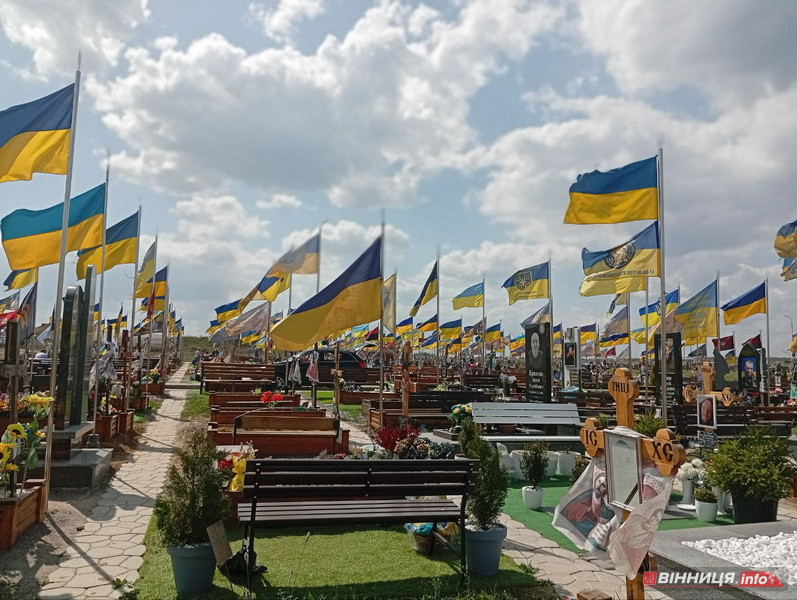 «Я пообіцяла, що тут завжди будуть живі квіти»: репортаж з Алеї Слави у Вінниці - фото 5