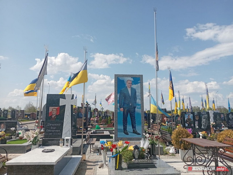 «Я пообіцяла, що тут завжди будуть живі квіти»: репортаж з Алеї Слави у Вінниці - фото 7