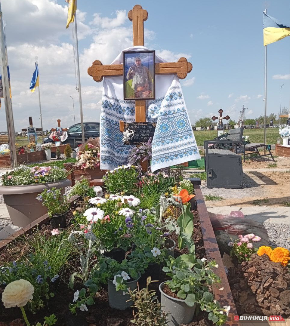 «Я пообіцяла, що тут завжди будуть живі квіти»: репортаж з Алеї Слави у Вінниці