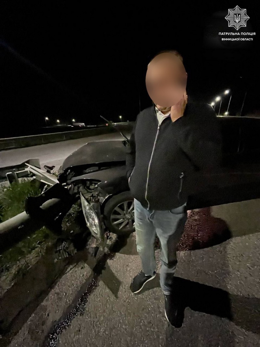 На трасі у Вінницькій області водій в’їхав в огородження