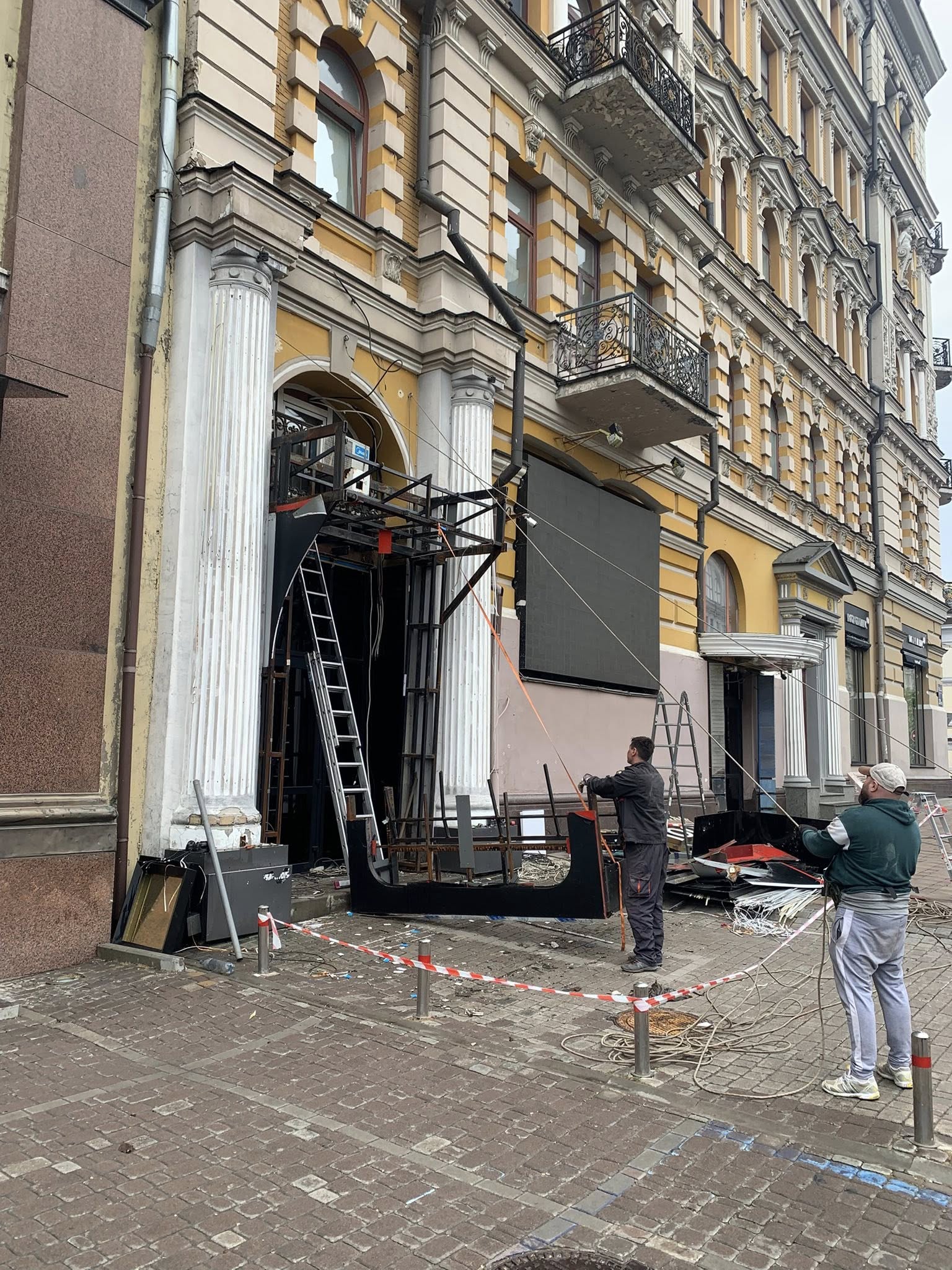У Києві закрили відомий стриптиз-клуб, а пам’ятку архітектури, де він розташовувався, приводять до ладу - фото 3