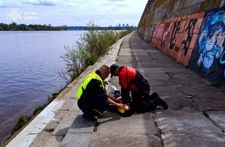 З Пішохідного мосту у річку Дніпро впала жінка та загинула