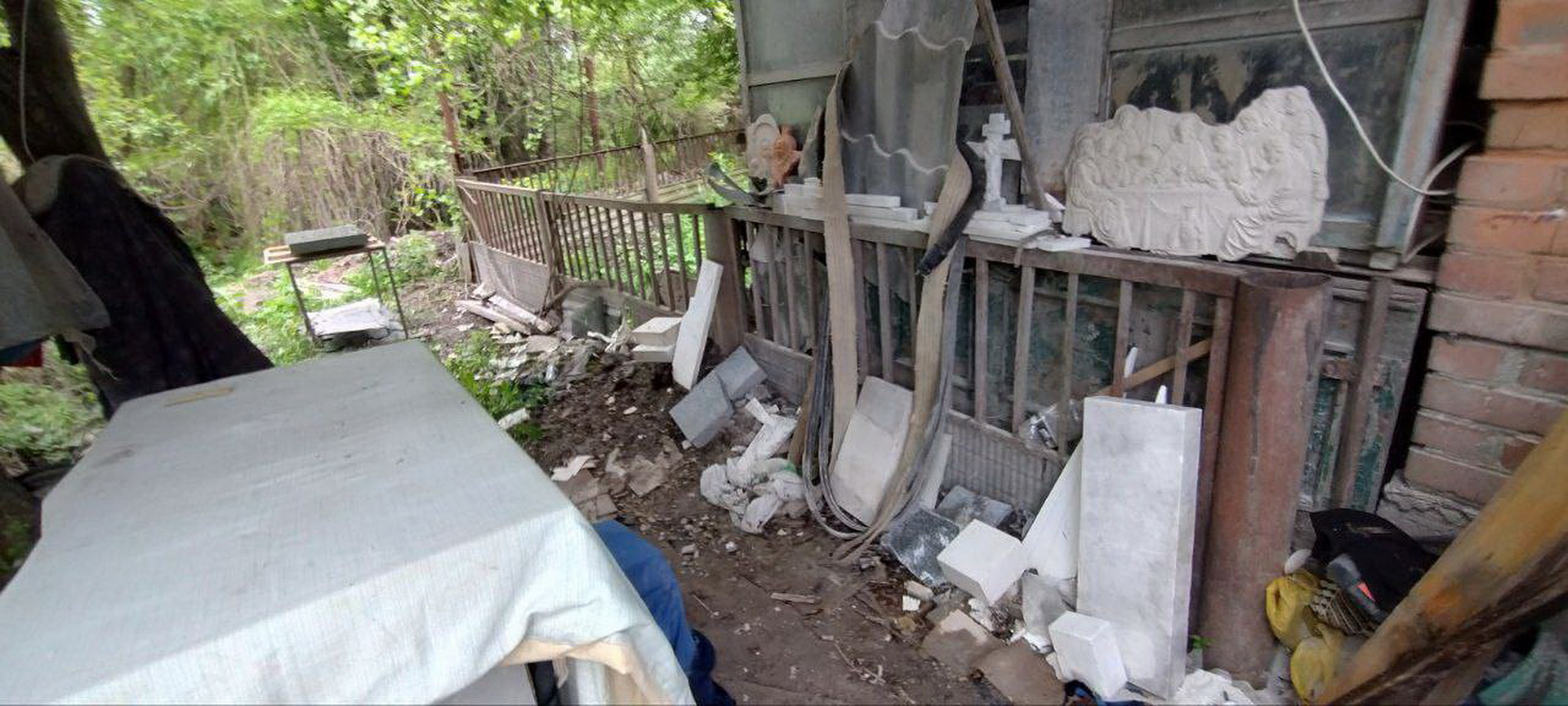Камінь, цегла і сміття: вінничанин зробив «склад» на прибережній смузі біля річки
