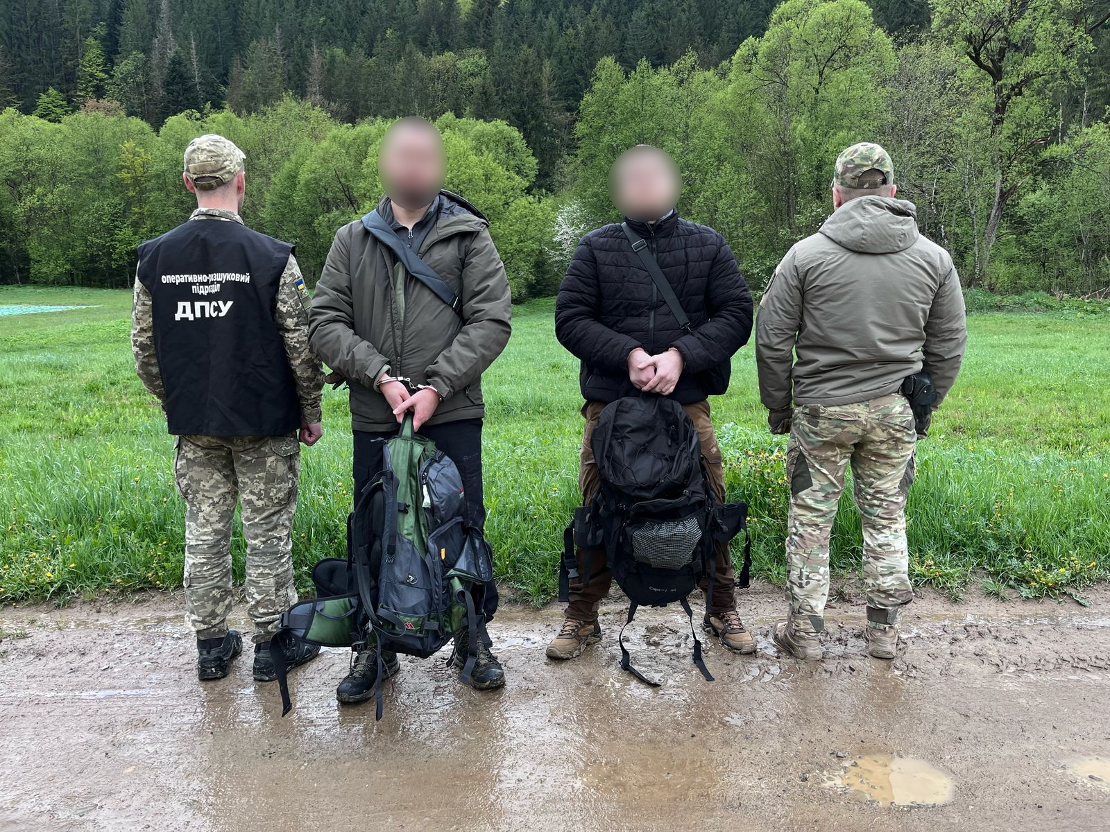У Карпатах фотопастка виявила чоловіків, які йшли до кордону з Румунією