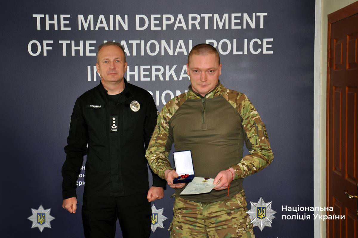 Черкаський поліцейський отримав почесну нагороду — нагрудний знак «Золотий Хрест» - фото 2