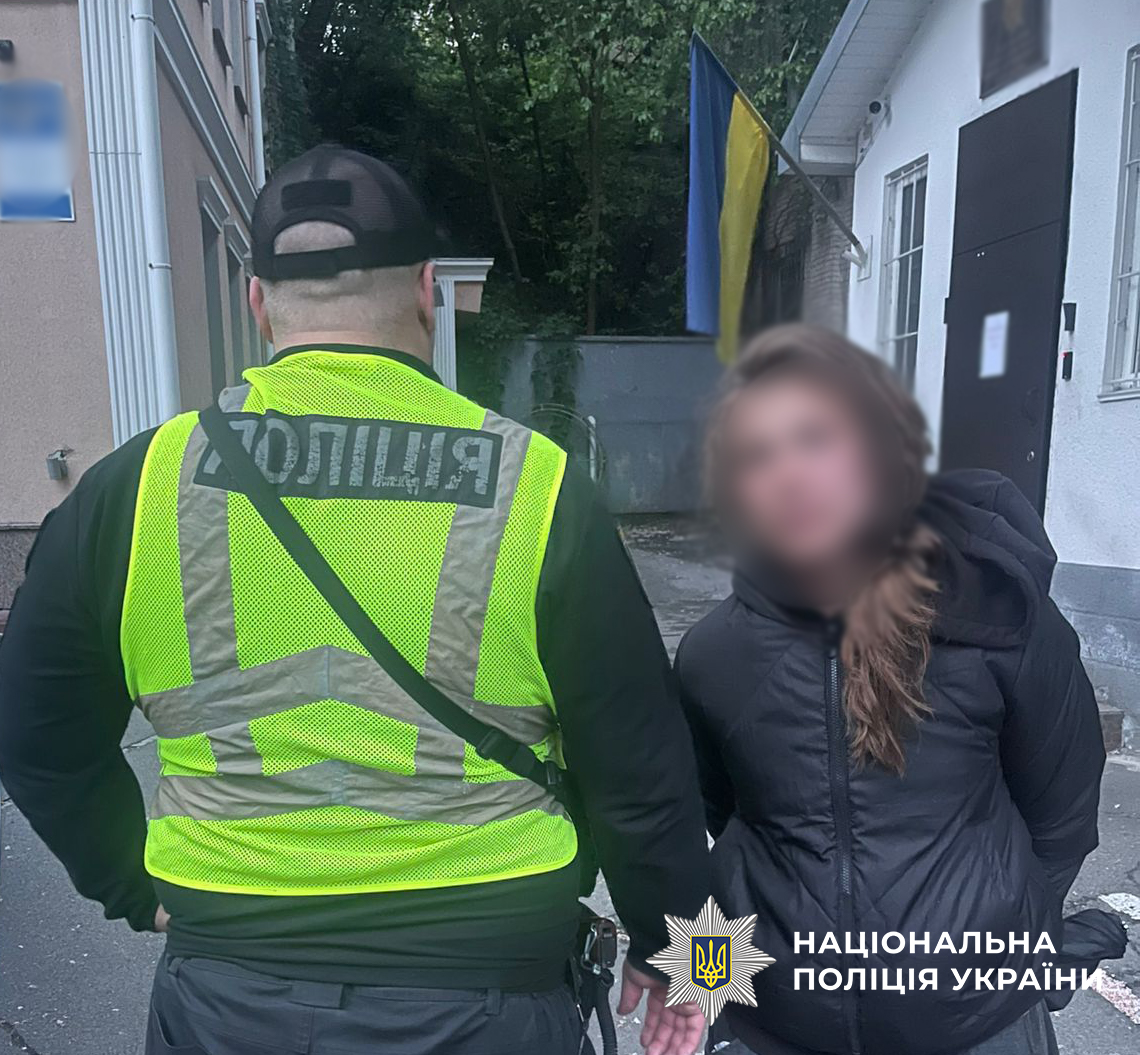 На Майдані затримали жінку, яка пошкодила портрети загиблих: що вирішили у КМВА