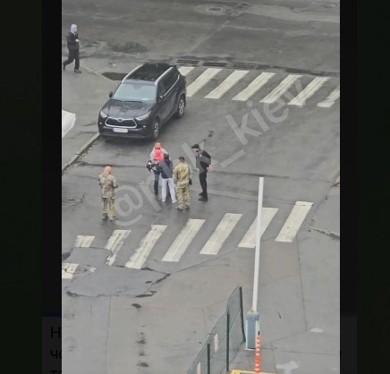 У Києві між військовими ТЦК та цивільним з дитиною стався конфлікт: в центрі розповіли свою версію інциденту