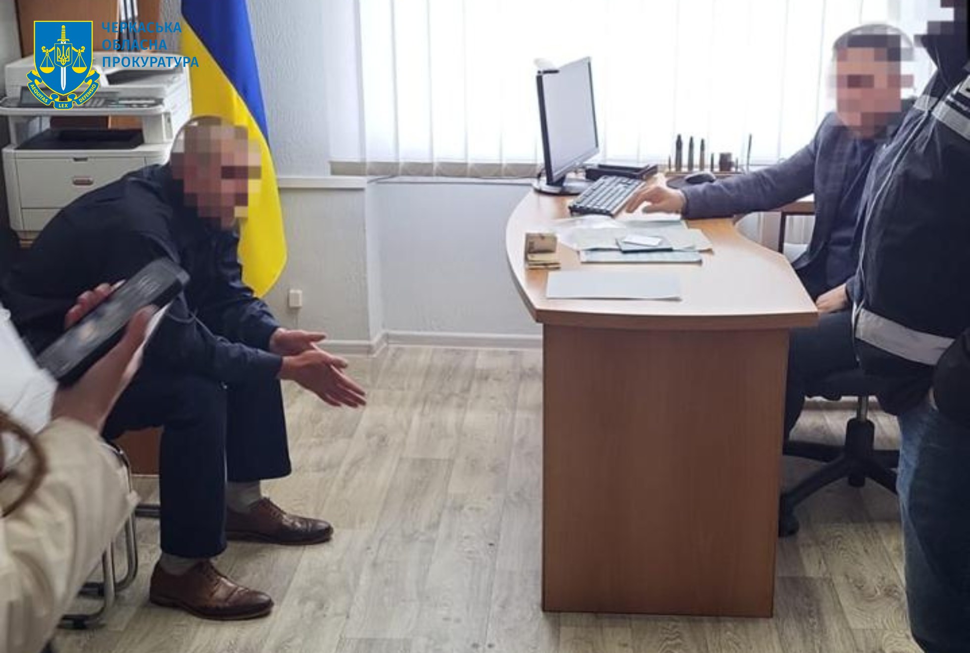 Іноземець на Черкащині пропонував хабар посадовцю, щоб залишитися в Україні