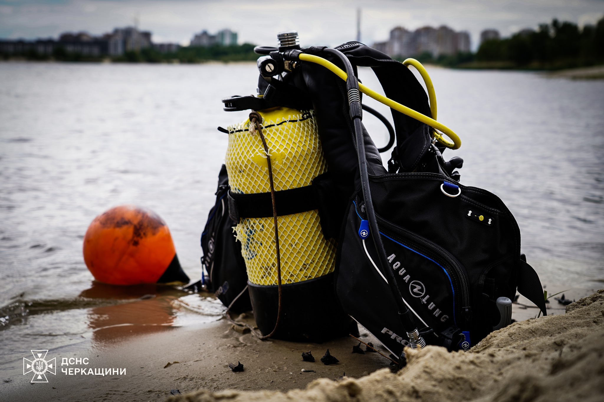 Водолази у Черкасах обстежують дно Дніпра та вилучають «небезпечні сюрпризи» - фото 2