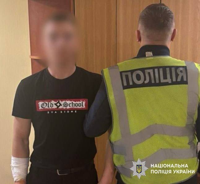 У столиці 19-річний киянин розбив скло у вагоні метрополітену - фото 2