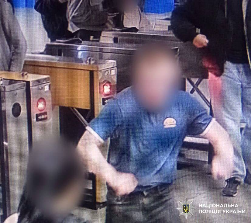 У столиці 19-річний киянин розбив скло у вагоні метрополітену