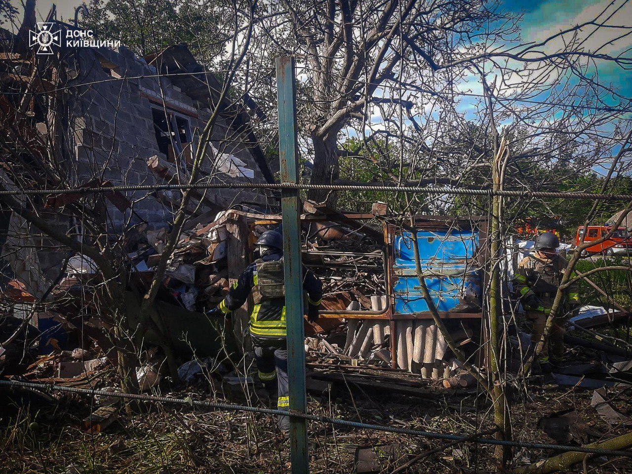 Через атаку російських дронів на Київщині пошкоджено будинки та авто - фото 2