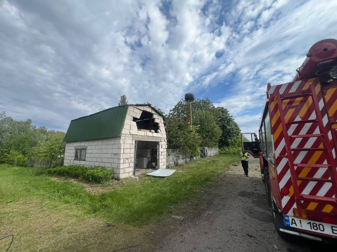 Через атаку російських дронів на Київщині пошкоджено будинки та авто - фото 2