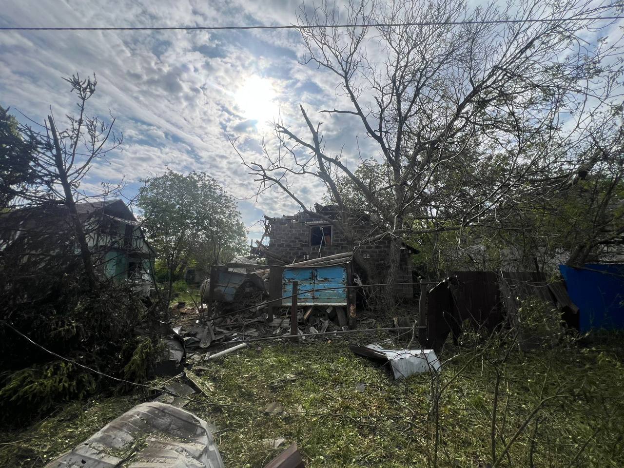 Через атаку російських дронів на Київщині пошкоджено будинки та авто - фото 4