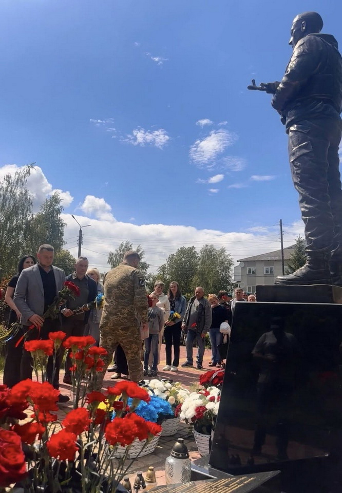 Полеглому морському піхотинцю з Вінниччини відкрили пам’ятник у рідному місті - фото 8