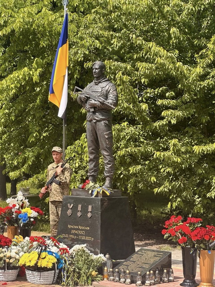 Полеглому морському піхотинцю з Вінниччини відкрили пам’ятник у рідному місті - фото 9