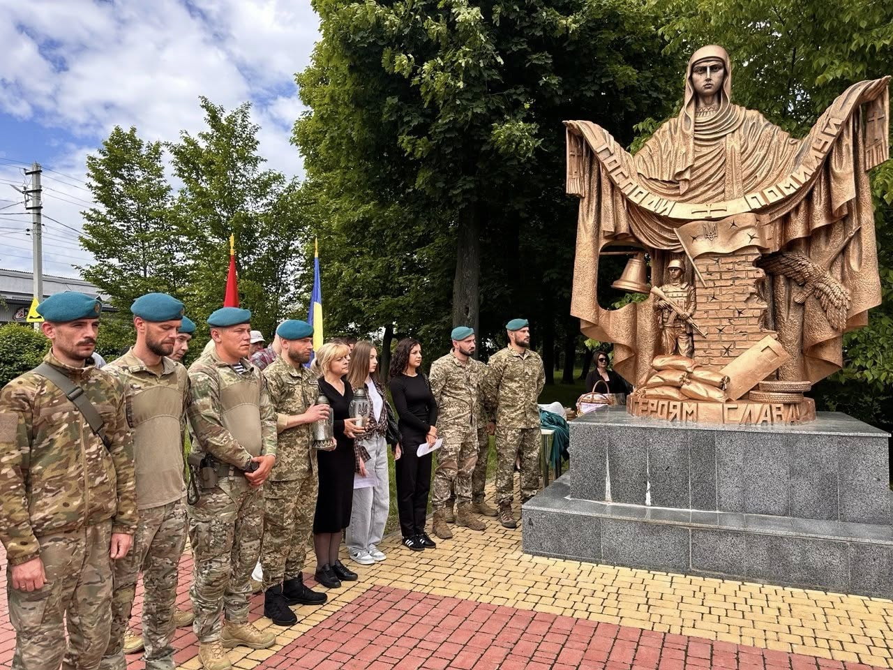 Полеглому морському піхотинцю з Вінниччини відкрили пам’ятник у рідному місті - фото 4