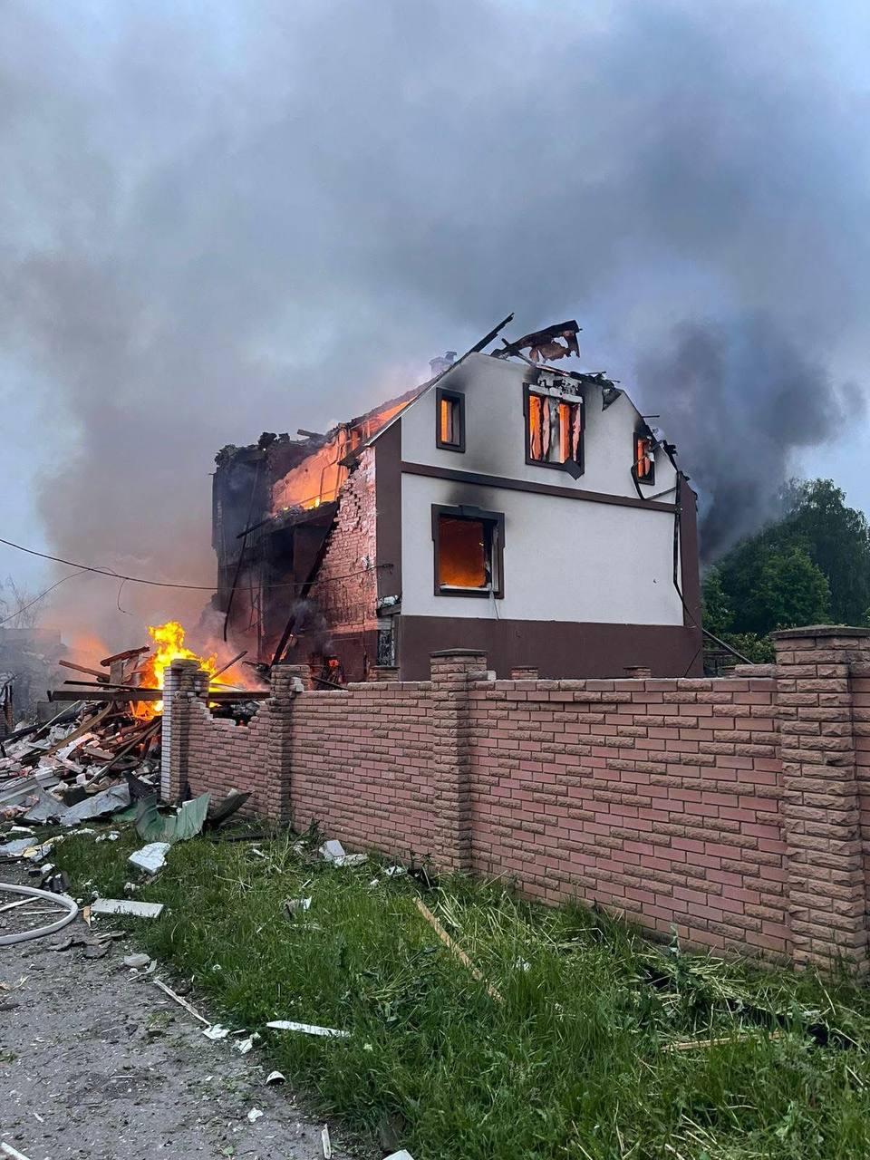 На Київщині внаслідок російської атаки загинули люди, багато будинків зруйновано вщент - фото 3
