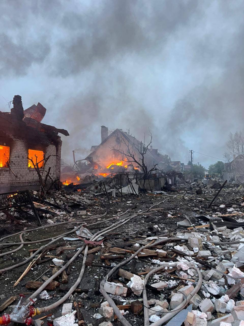 На Київщині внаслідок російської атаки загинули люди, багато будинків зруйновано вщент - фото 2