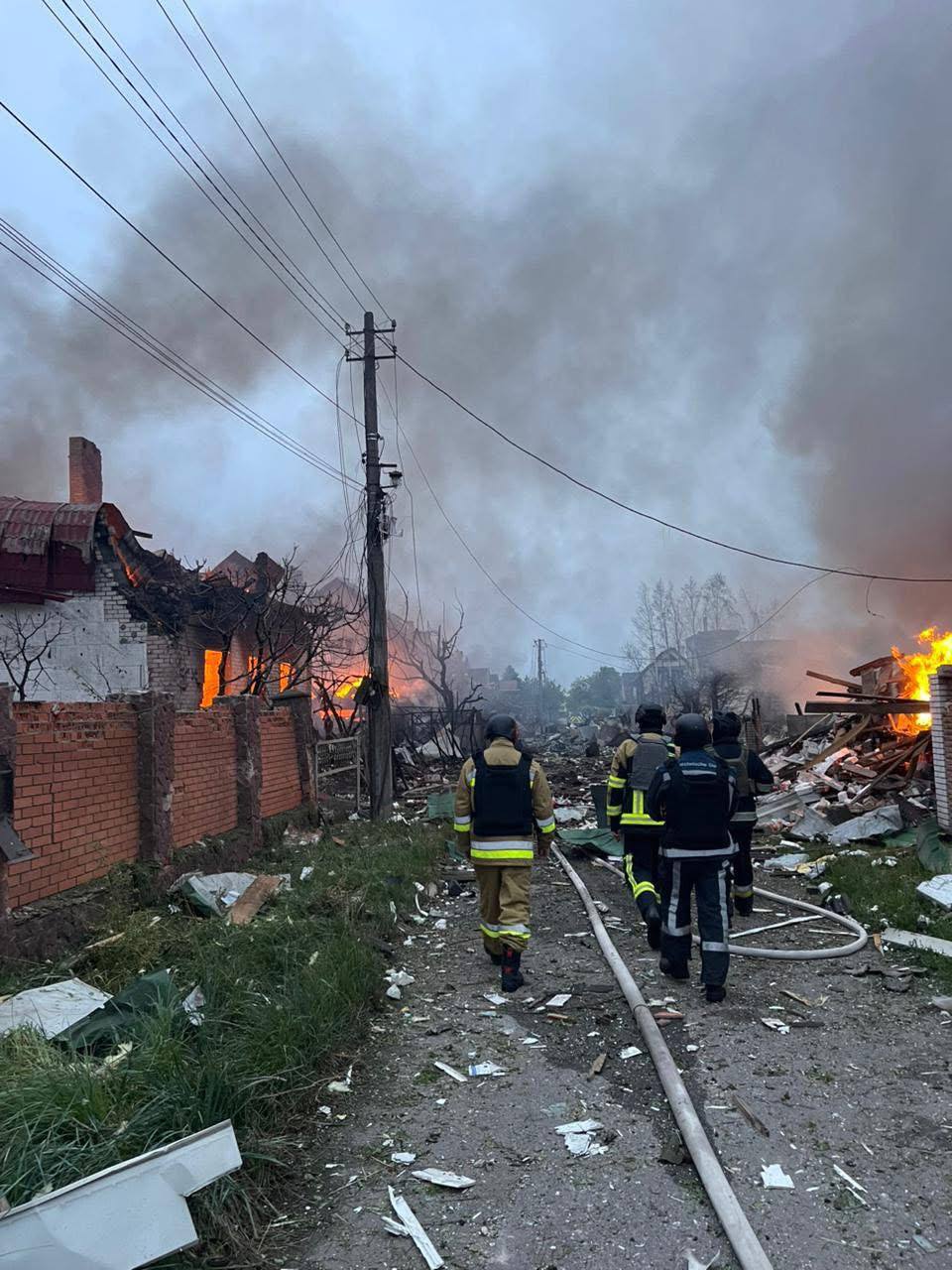 На Київщині внаслідок російської атаки загинули люди, багато будинків зруйновано вщент - фото 4