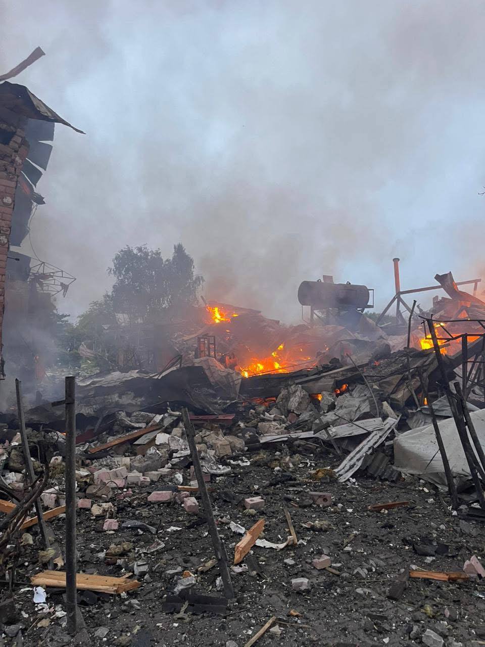 На Київщині внаслідок російської атаки загинули люди, багато будинків зруйновано вщент - фото 5