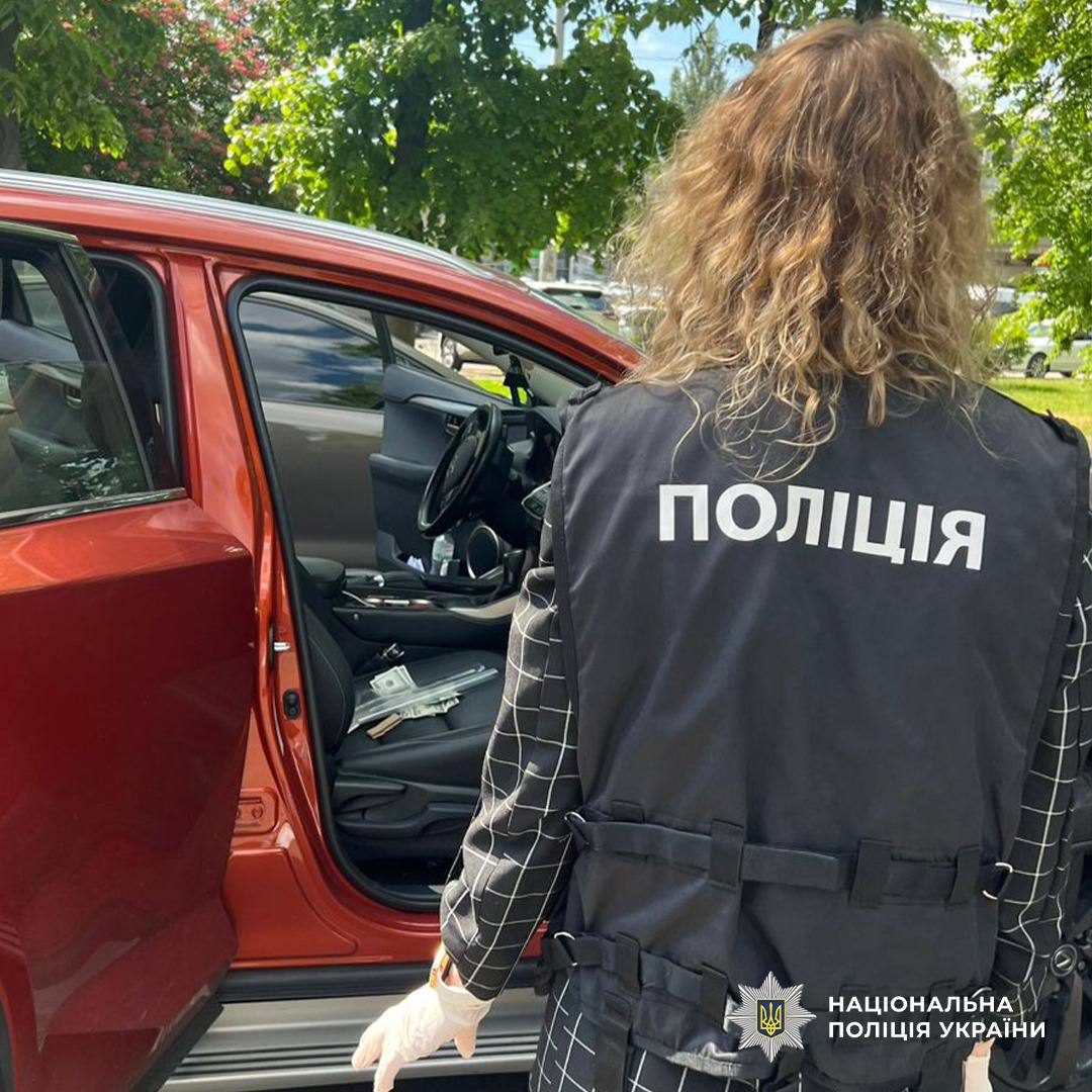 У Києві Нацполіція затримала жінку, яка за 4 тис. доларів обіцяла зняти військовозобов’язаного з розшуку ТЦК