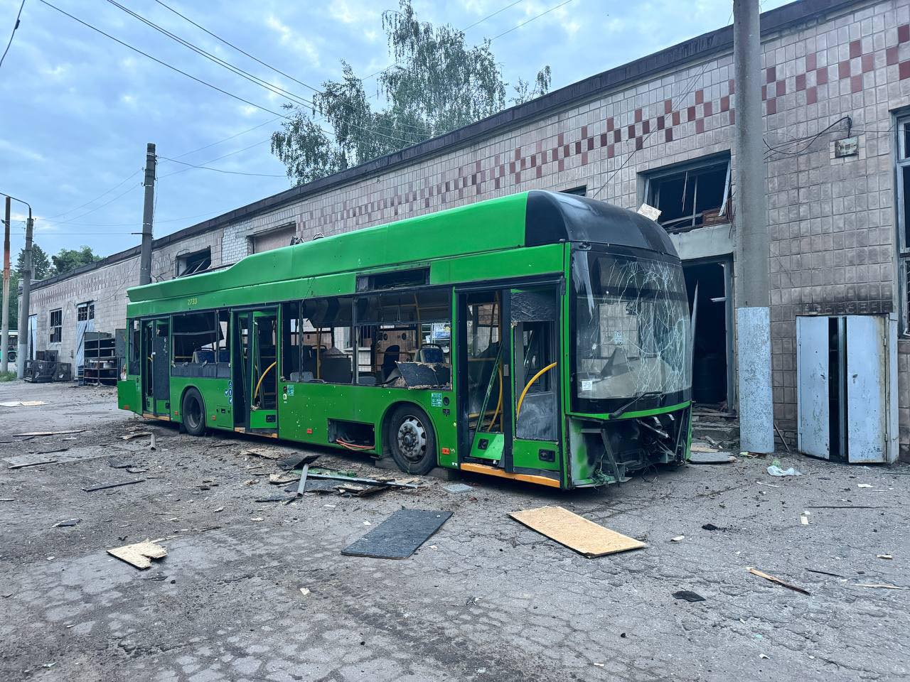 Дрони атакували депо у Харкові: пошкоджені тролейбуси і будинки - фото 3