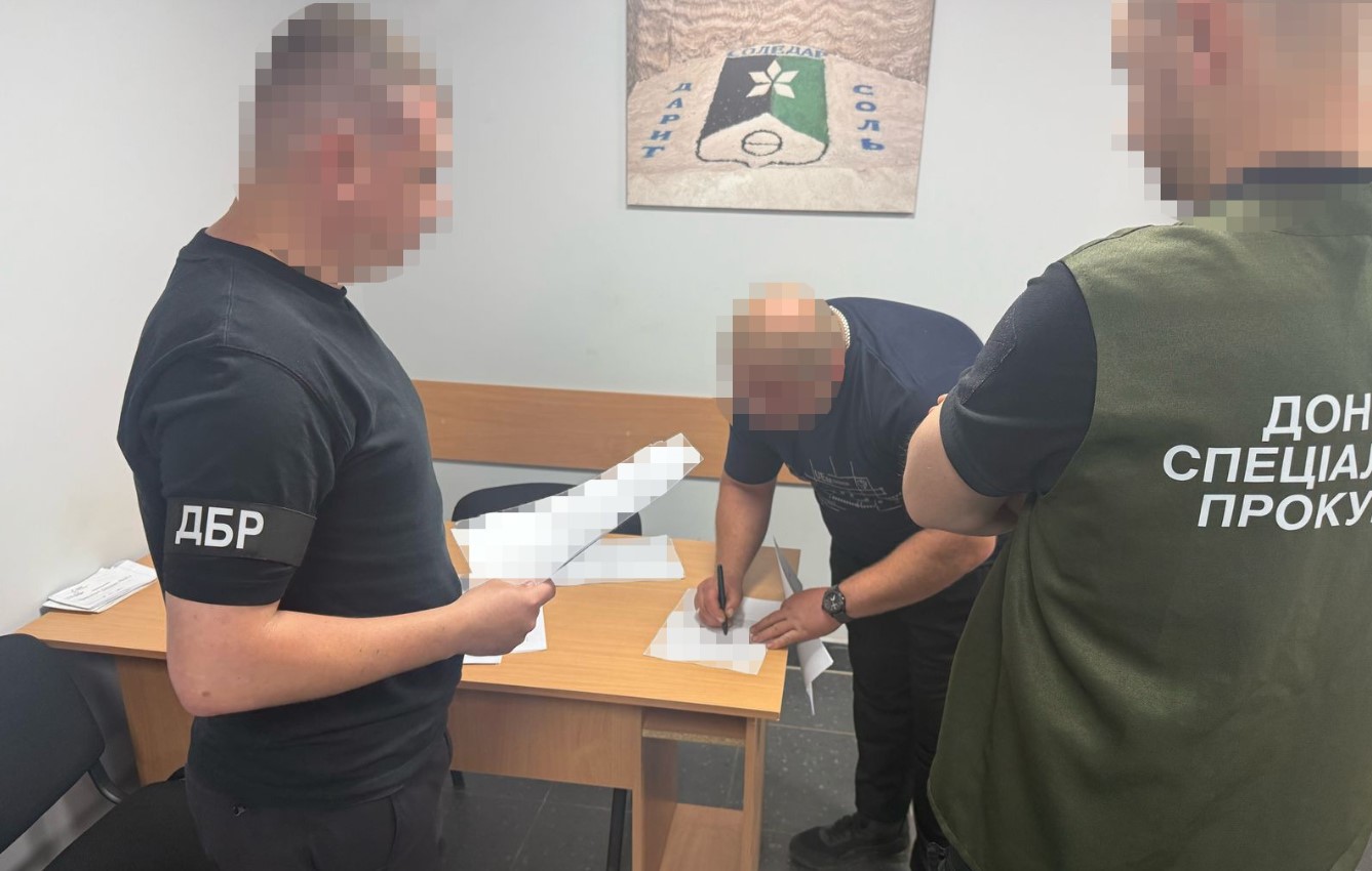 Командир відділення і водій продавали пальне, призначене для військових