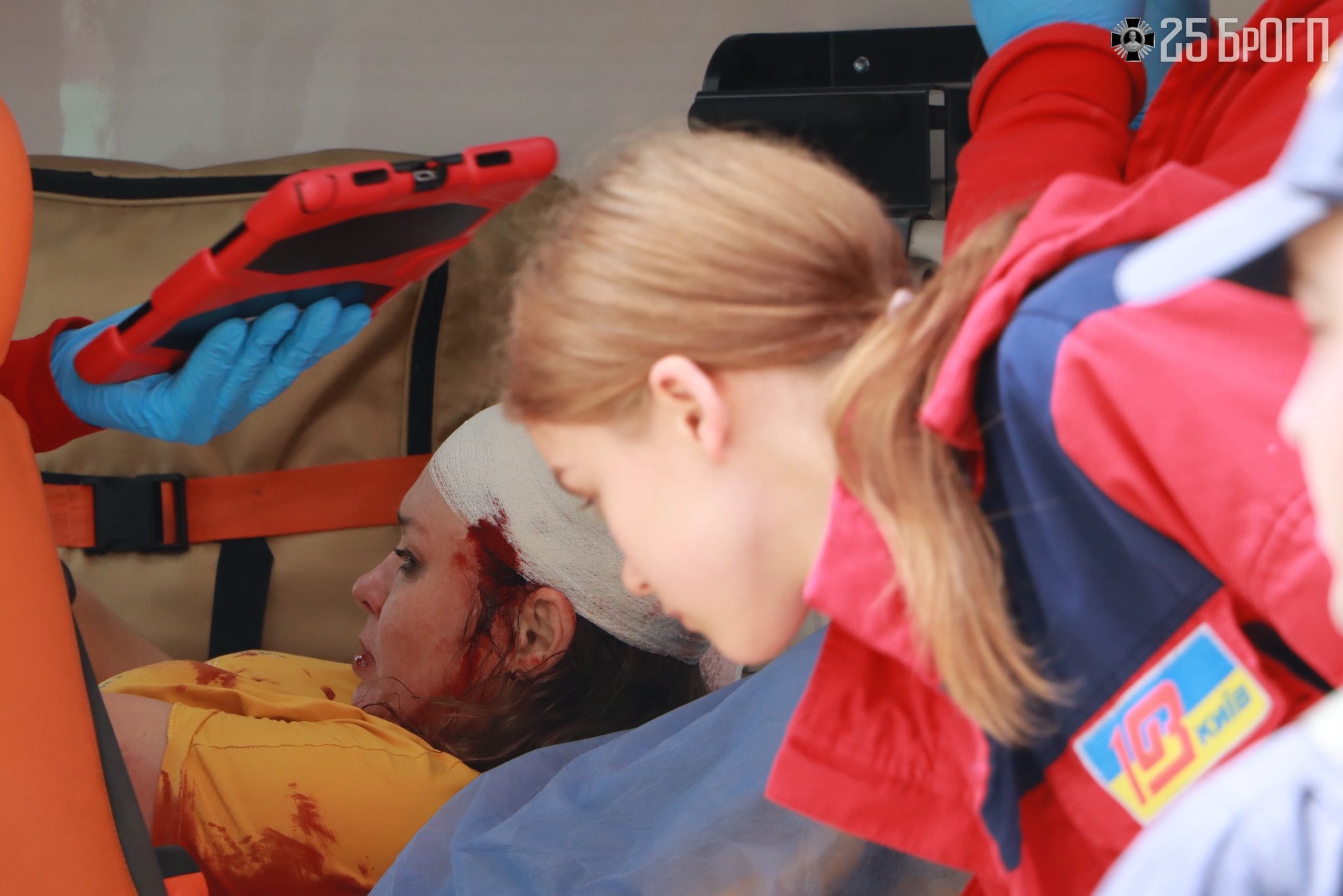 Знепритомніла та отримала травму голови: столичні гвардійці на вокзалі врятували жінку - фото 2