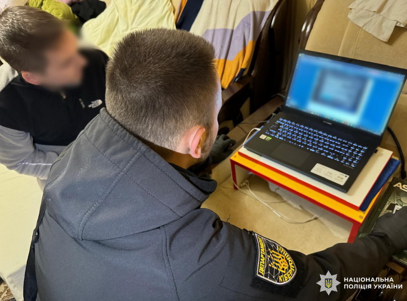 У Вінниці викрили шахрая з рф, який обікрав матір загиблого військового на майже 1 млн гривень - фото 3