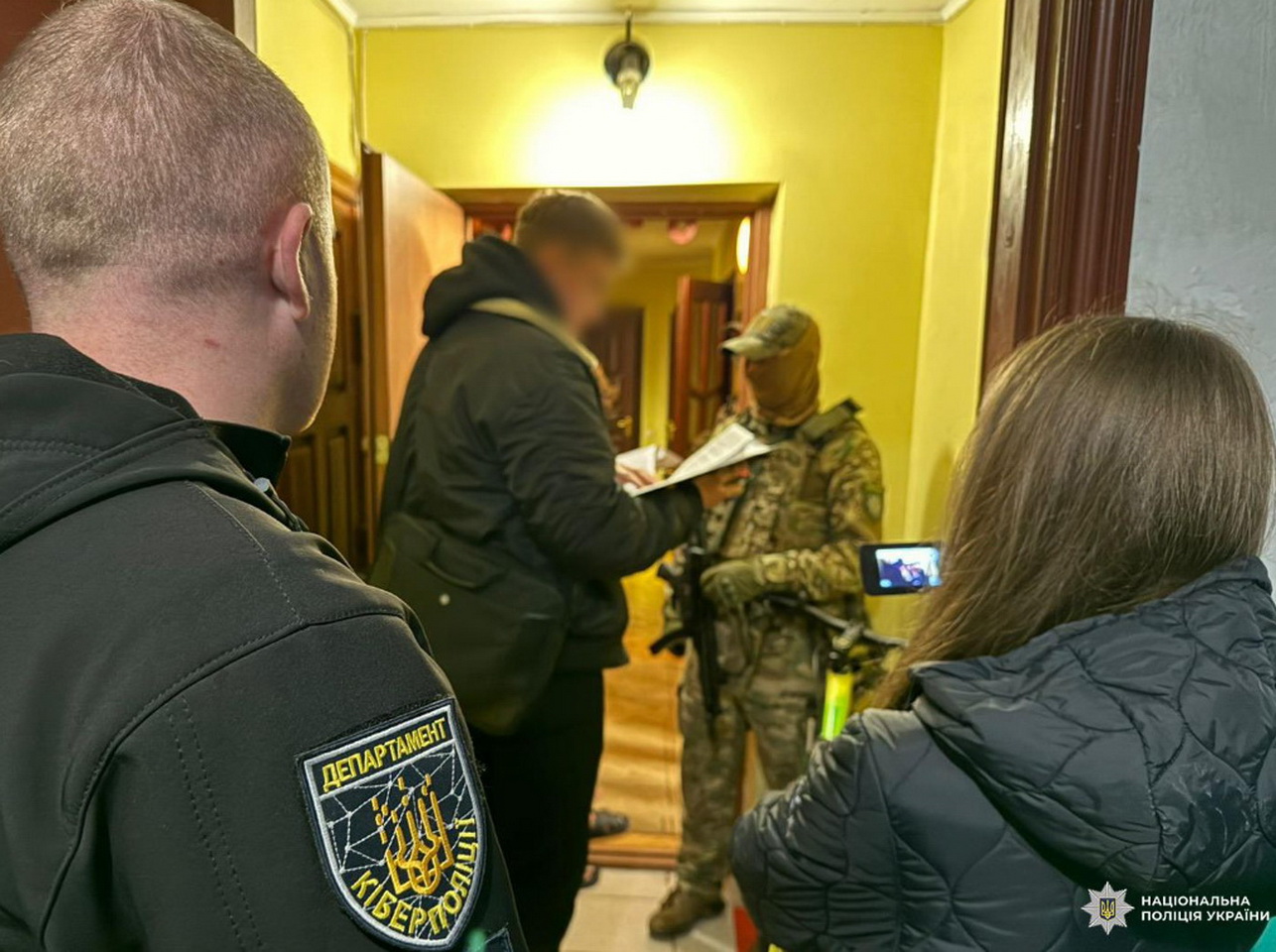 У Вінниці викрили шахрая з рф, який обікрав матір загиблого військового на майже 1 млн гривень - фото 4