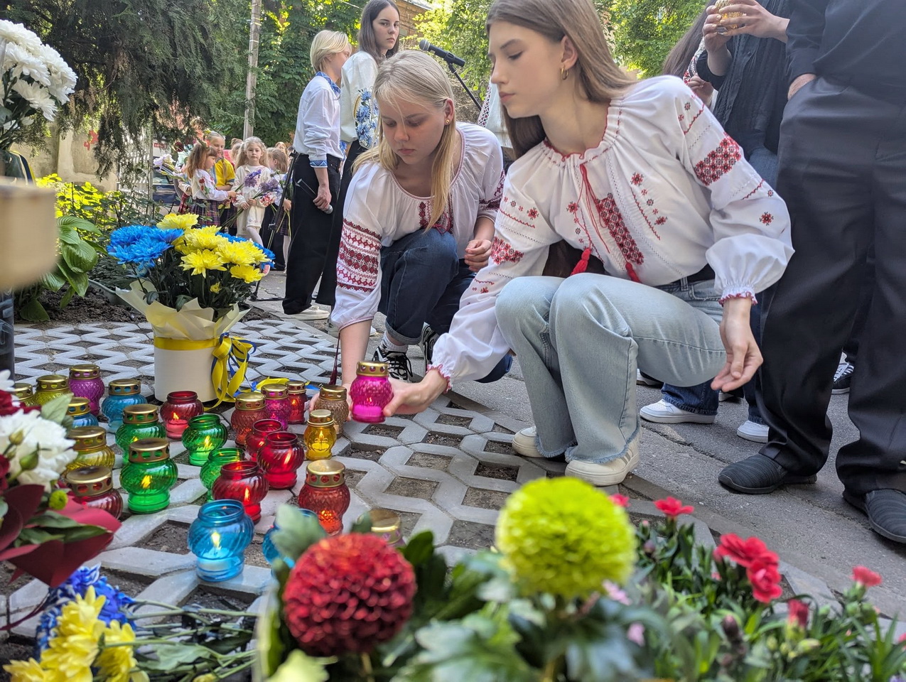 Біля вінницького ліцею №3 відкрили пам’ятний знак загиблим випускникам-Захисникам України - фото 2