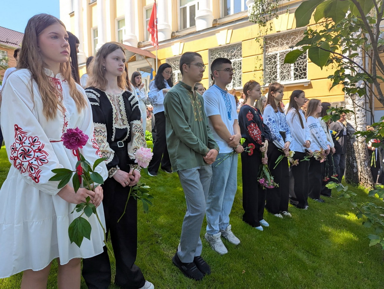 Біля вінницького ліцею №3 відкрили пам’ятний знак загиблим випускникам-Захисникам України - фото 3