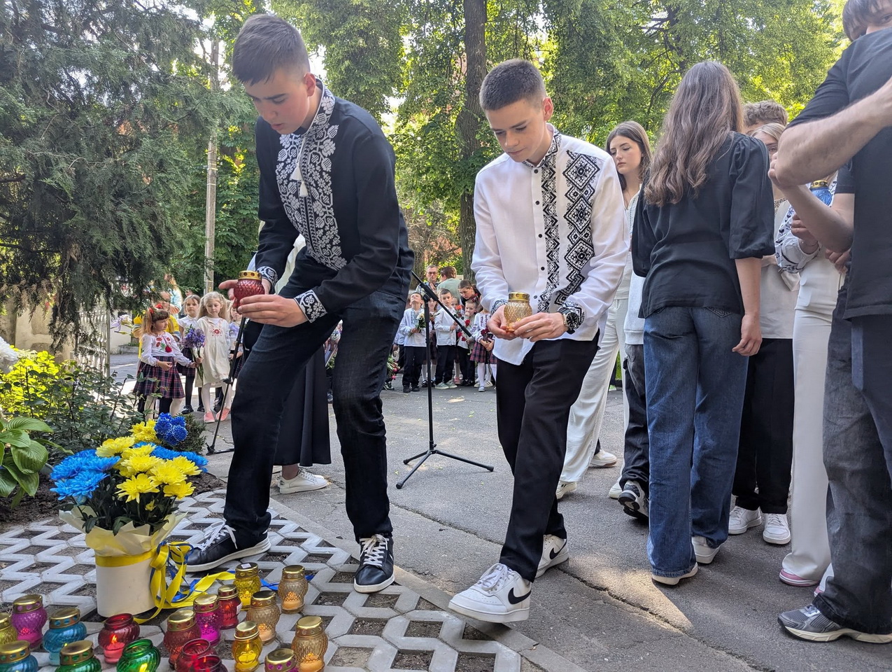 Біля вінницького ліцею №3 відкрили пам’ятний знак загиблим випускникам-Захисникам України - фото 4