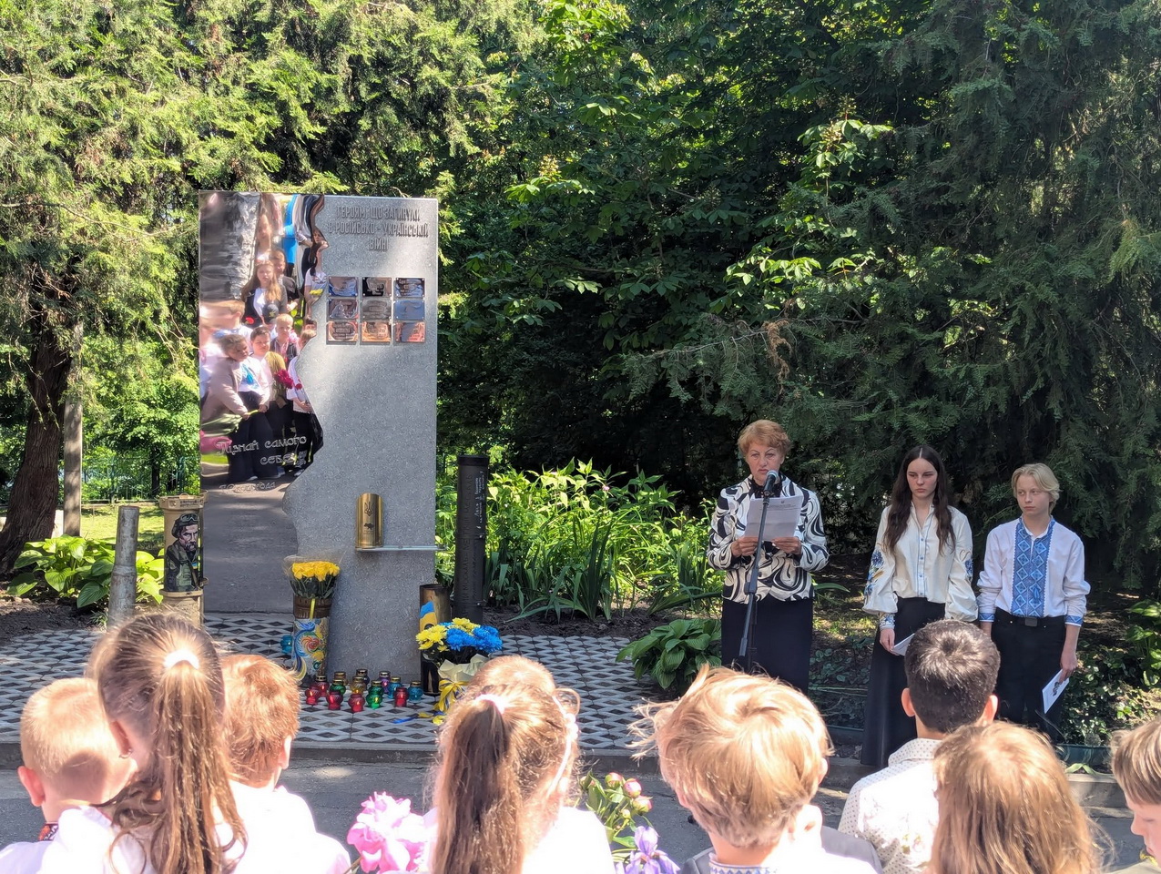 Біля вінницького ліцею №3 відкрили пам’ятний знак загиблим випускникам-Захисникам України - фото 5