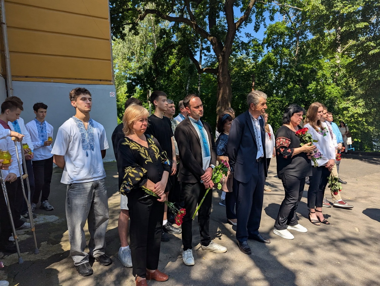 Біля вінницького ліцею №3 відкрили пам’ятний знак загиблим випускникам-Захисникам України - фото 6