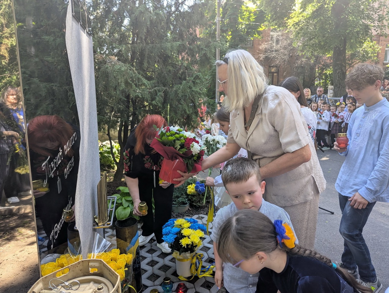 Біля вінницького ліцею №3 відкрили пам’ятний знак загиблим випускникам-Захисникам України - фото 7