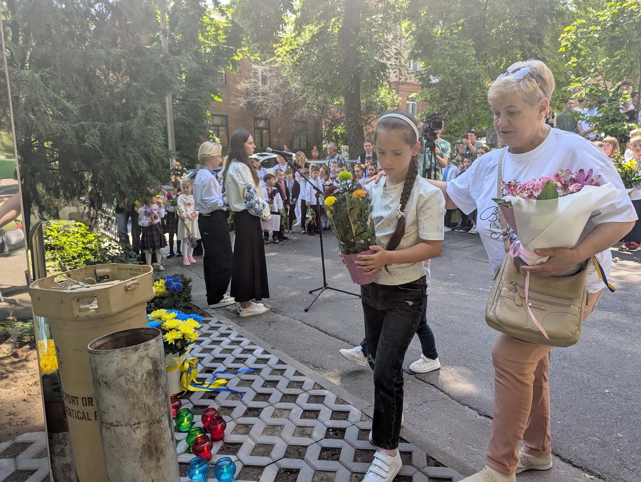 Біля вінницького ліцею №3 відкрили пам’ятний знак загиблим випускникам-Захисникам України - фото 8